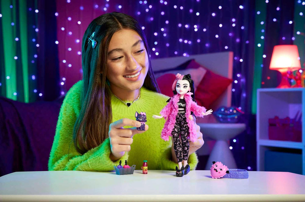 Monster High Doll Set with Pet Bat, Sleepover Clothes & Accessories B94828